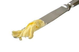 Du beurre sur un couteau représentant le cholestérol