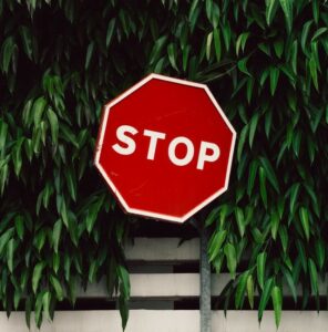 panneau stop avec un fond de plante pour avertir des dangers des huiles minérales