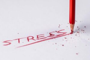 crayon à papier ayant écrit le mot "stress"