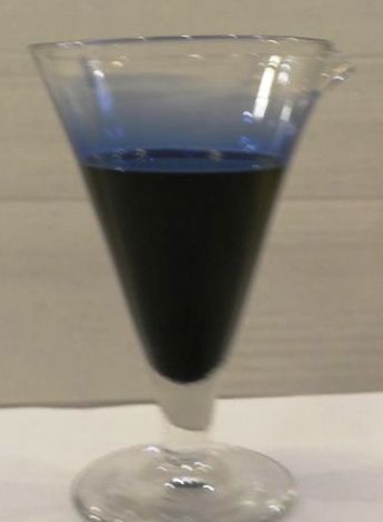 L'huile essentielle bleue, d'achillée millefeuille dans un verre